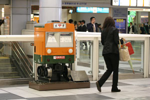 JR品川駅コンコースにある郵便ポスト。